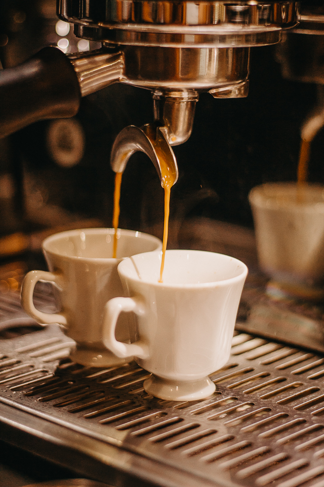 duas xícaras de espresso sendo extraído