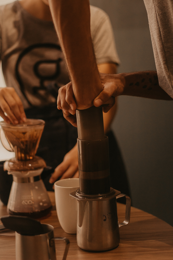 café sendo passado na aeropress e clever