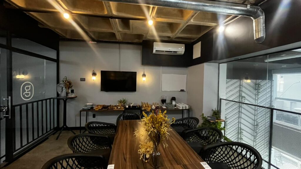 mesa com café da manhã e tv, espaço para reuniões